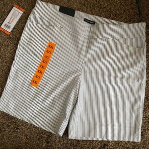 Hilary Radley Bermuda Short 9inch White & Navy